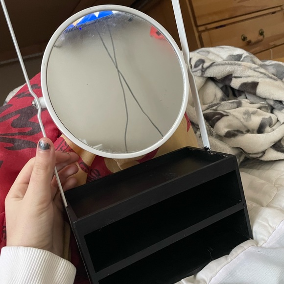 Makeup holder and mirror - Picture 2 of 4